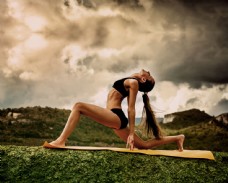 练瑜伽的性感女人图片