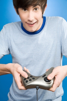 手拿游戏机遥控器的男孩图片