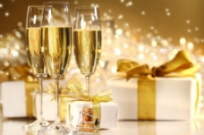 礼品香槟美酒和礼盒图片