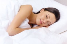 躺在白色床上睡觉的女人图片