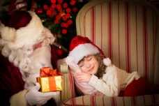 圣诞女孩小女孩和拿着礼物的圣诞老爷爷图片