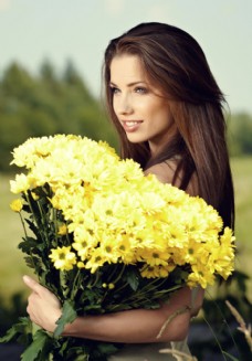 女人花抱着鲜花的女人图片
