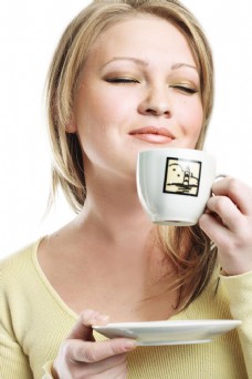 咖啡杯品喝咖啡的美女图片