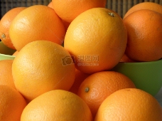 堆积放置的橙子