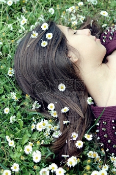 躺在花丛中的女子