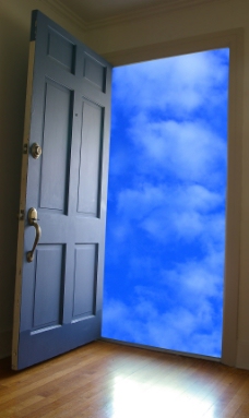 家居地板创意防盗门外的蓝天白云图片