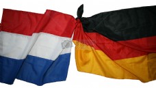 打结的德国国旗和荷兰国旗