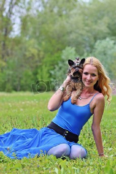 草地上的女人和狗