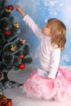 圣诞女孩圣诞树与小女孩图片