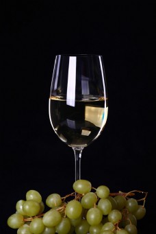 青提上面的葡萄酒图片