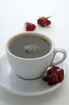 咖啡与玫瑰花摄影图片