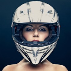 特写戴摩托车头盔的美女图片