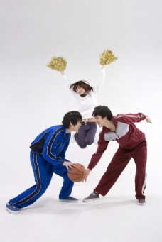 青春时尚正在篮球比赛的男生与拉拉队女生图片