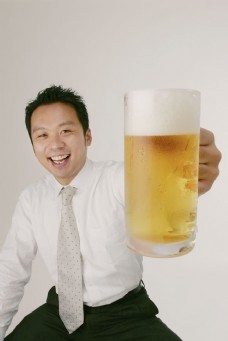 诱人美食拿着一杯啤酒的男人图片