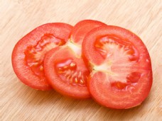 木板上的西红柿片图片