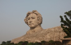 毛泽东雕像意气风发