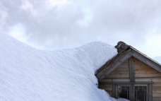 雪山上的小木屋