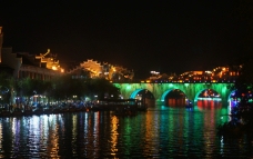 绿色灯光的镇远河大桥