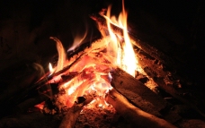 木柴燃烧的火堆
