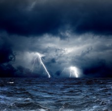闪电风暴大海中暴风雨和闪电