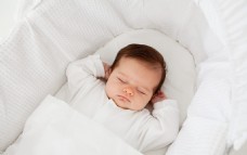 爱上婴儿床上的熟睡萌宝
