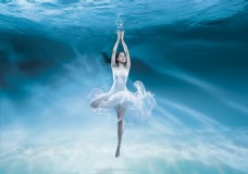 水下跳芭蕾的美女
